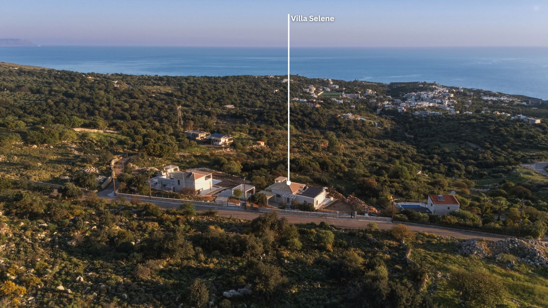 Luftaufnahme der Villa Selene über Gerani mit Blick auf das Meer